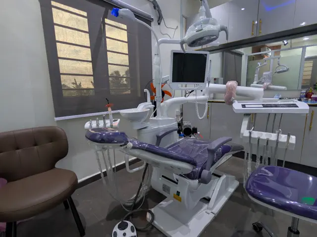 Dental treatment room with chair and monitor in Magboro